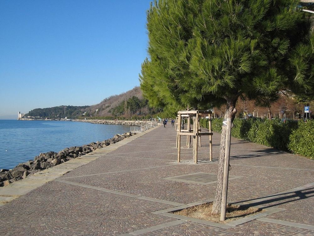 Lungomare di Barcola con Miramare sullo sfondo