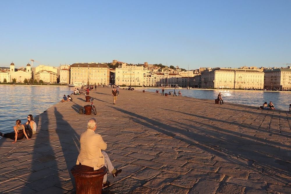 Molo Audace al tramonto con le Rive di Trieste