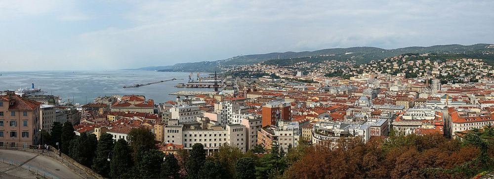 Panorama di Trieste con il golfo e il porto